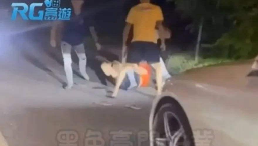 彰化爆群毆事件！「為正妹爭風吃醋」橘衣男手腳遭打斷　倒地哀號：拍謝