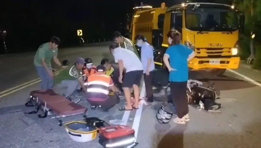 影/澎湖晚間重大車禍！垃圾車與機車相撞「1死1傷」　驚悚畫面曝