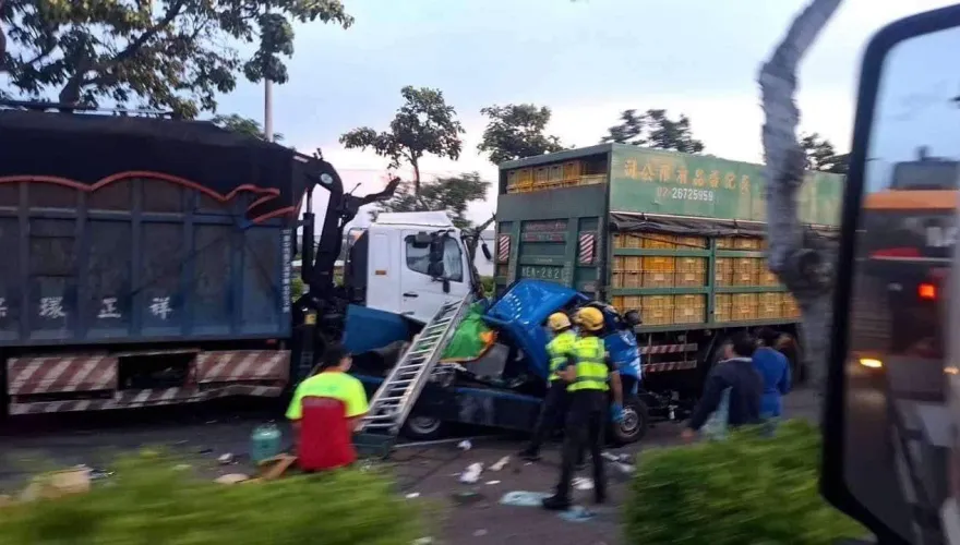 快訊/天人永隔！台中清水5車追撞嚴重車禍　1人受困車內送醫不治
