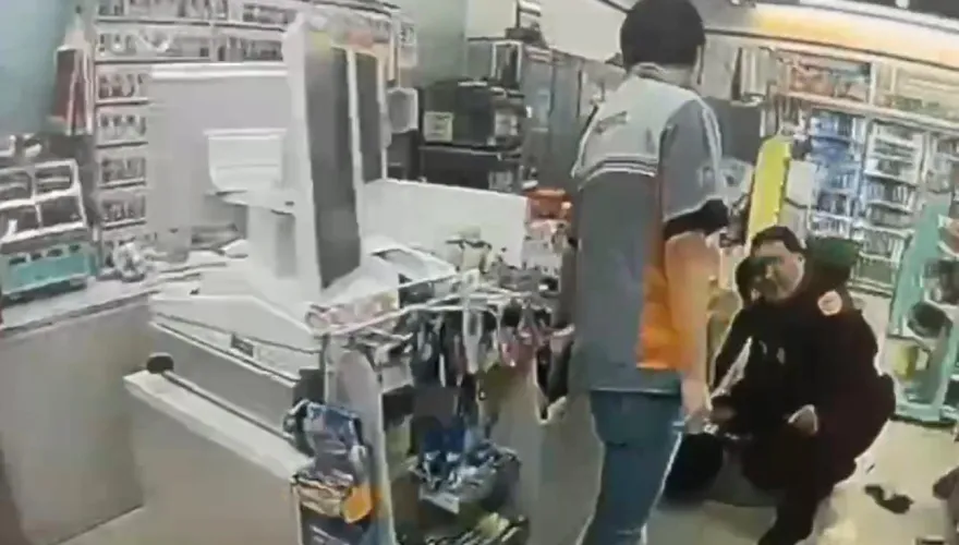 影/超商內談判揮舞菜刀狂毆女友　新北莽男遭店員民眾合力制伏