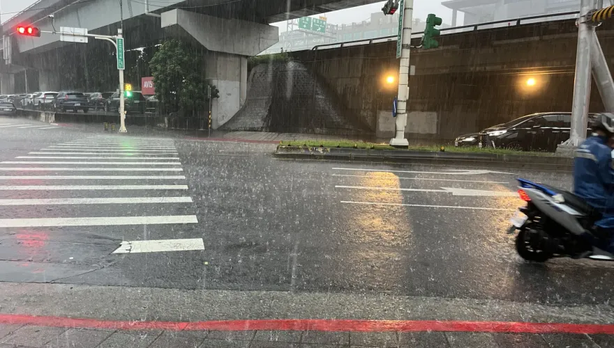明中南部雨勢擴大下到晚上！未來1週水氣增多　午後慎防強降雨、雷擊