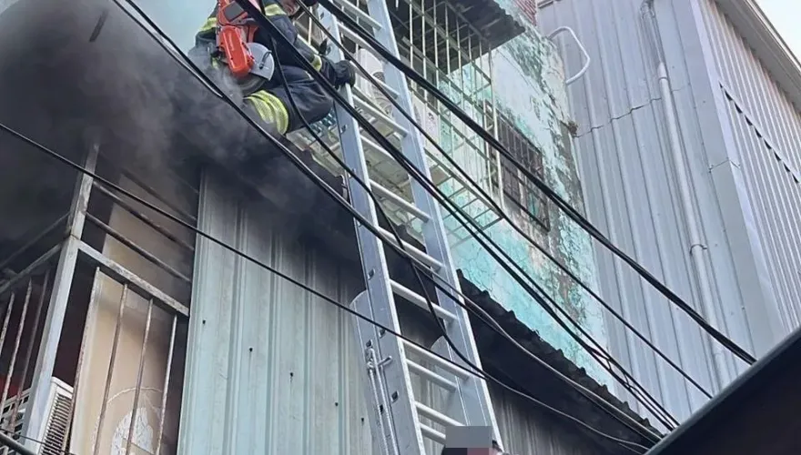 快訊/疑電動腳踏車充電自燃！鼓山民宅狂燒竄煙　兄弟帶8旬母急逃