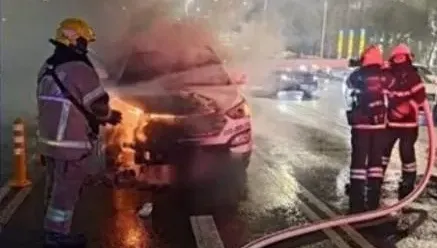 驚險一瞬！高雄騎士狂拍窗　轎車下秒「引擎起火」1家3口跳車
