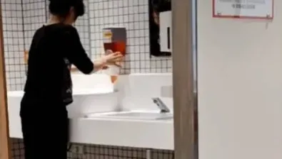 超傻眼！婦人到麥當勞「猛壓洗手乳」外帶回家　網怒：這是偷竊