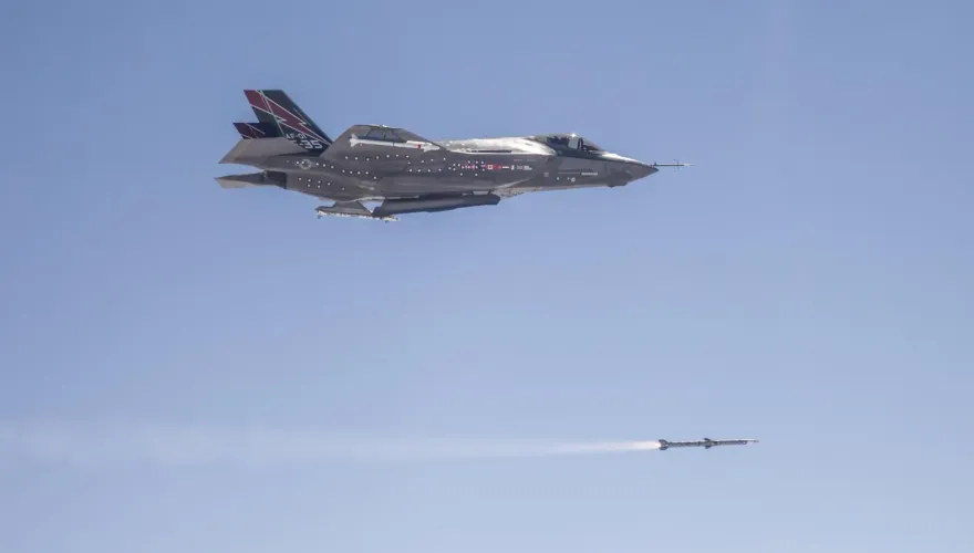 空軍性能提升後F-16AM/BM戰機　首次成功發射AIM-120C型空對空飛彈