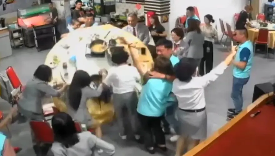 影/桃園獅子會成員酒後鬧事！大翻桌整鍋熱湯潑向人　店家怒告毀損