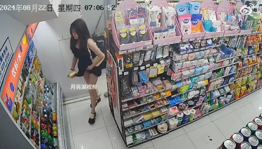 影/短裙長腿妹便利商店內「翻裙塞內褲」偷菸　巧妙手法引熱議