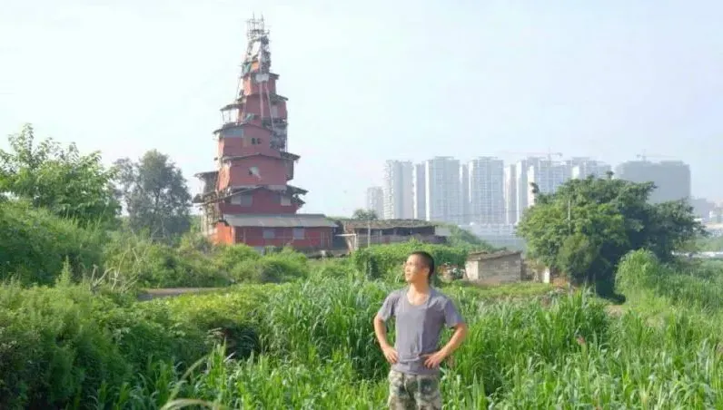 農民花6年打造10層樓「霍爾的移動城堡」！釘子戶拒拆遷　意外成打卡景點