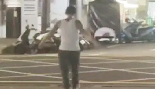 竹南車站驚見狂男揮舞蝴蝶刀！還差點上火車　警電擊槍「滋滋」幾響秒變乖