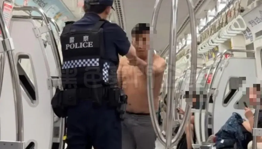 影/桃園機捷搗亂！半裸男車廂內對員警咆哮嗆「滾」　還步步逼近