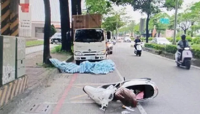 高雄路旁飛出「奪命帆布」！害後方機車勾到手把　2騎士慘摔