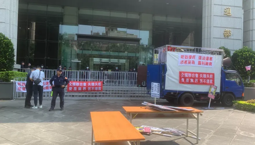 自費裝刷卡機惹怨！50輛遊覽車包圍交通部　陳情書遞交總統府