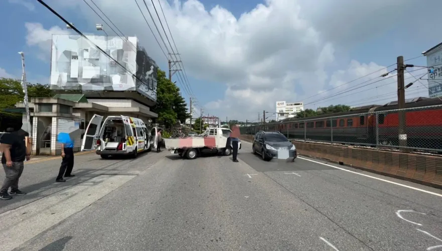 快訊/新北嚴重車禍！無照騎士猛撞貨車脾臟爆血　後座女摔斷腿送醫