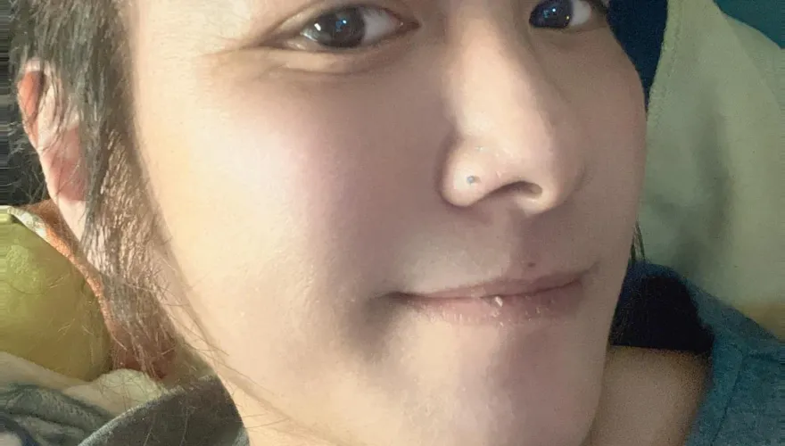 《康熙》造型師Enzo猝逝！Makiyo忍悲替好友化妝：最後一刻也要美美的