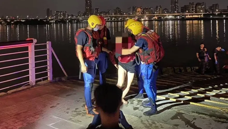 快訊/平安月台北橋頭驚魂！「紅衣黑褲女」坐水泥護欄上突墜河　警消急救援
