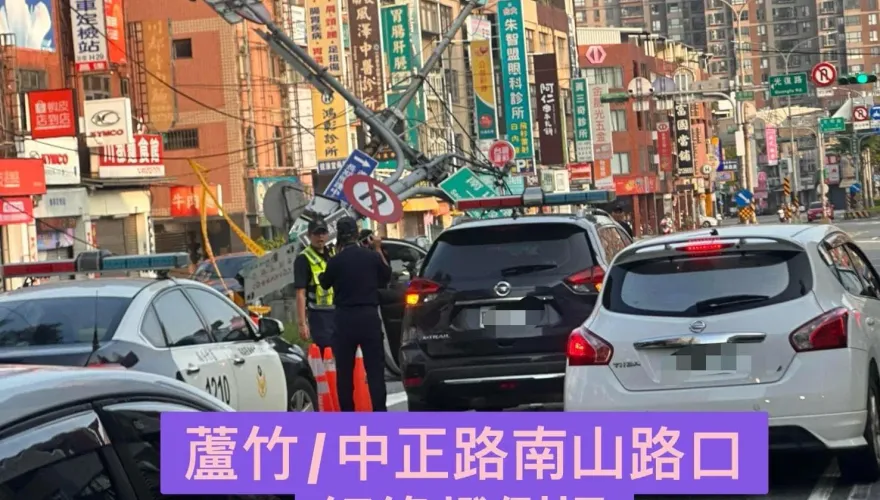 快訊/桃園蘆竹「大貨車勾電線」釀號誌桿倒塌　上班車流慘塞爆