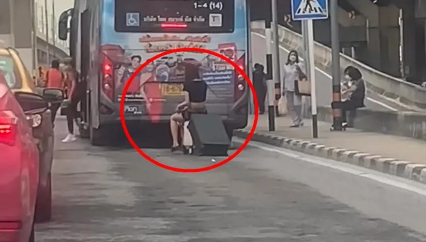 影/騎「電動行李箱」曼谷狂鑽車陣　熱褲女低頭滑手機挨轟玩命