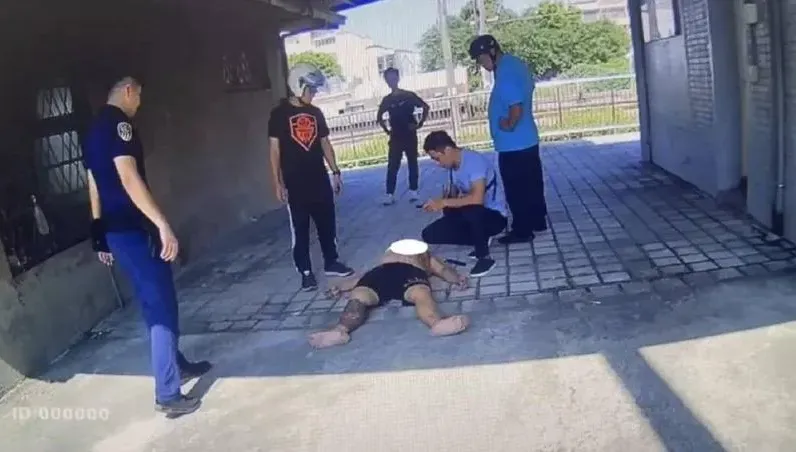 台中大甲站內褲男入侵鐵軌！看到警狂奔翻牆「以為遭通緝」