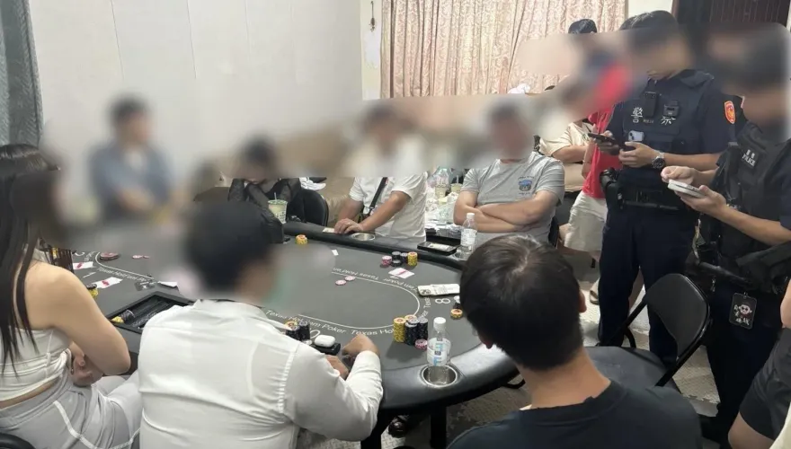 影/德州撲克賭場隱身老舊民宅　時薪5百聘168長腿辣妹荷官吸客
