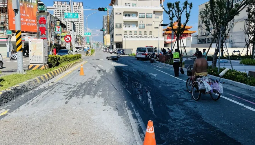影/驚悚畫面曝光！台南半聯結車污泥灑滿地　2騎士慘摔急送醫