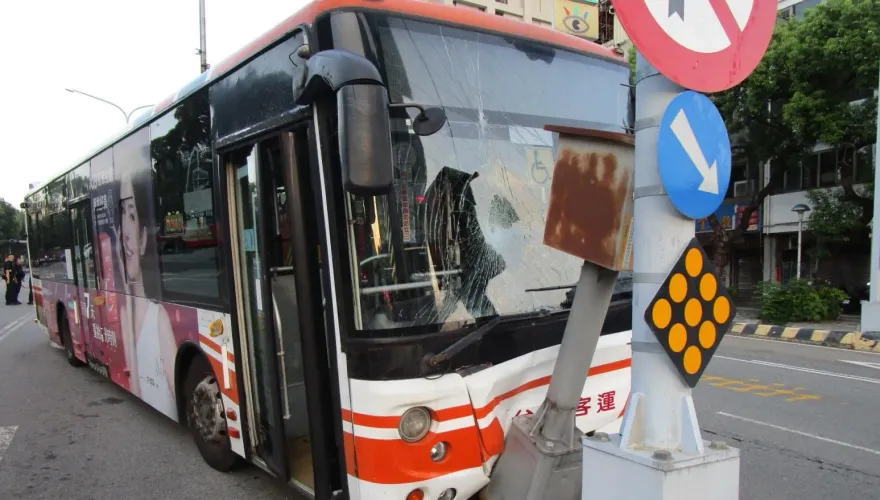 台中客運司機自撞分隔島！64歲駕駛無生命跡象　送醫搶救不治