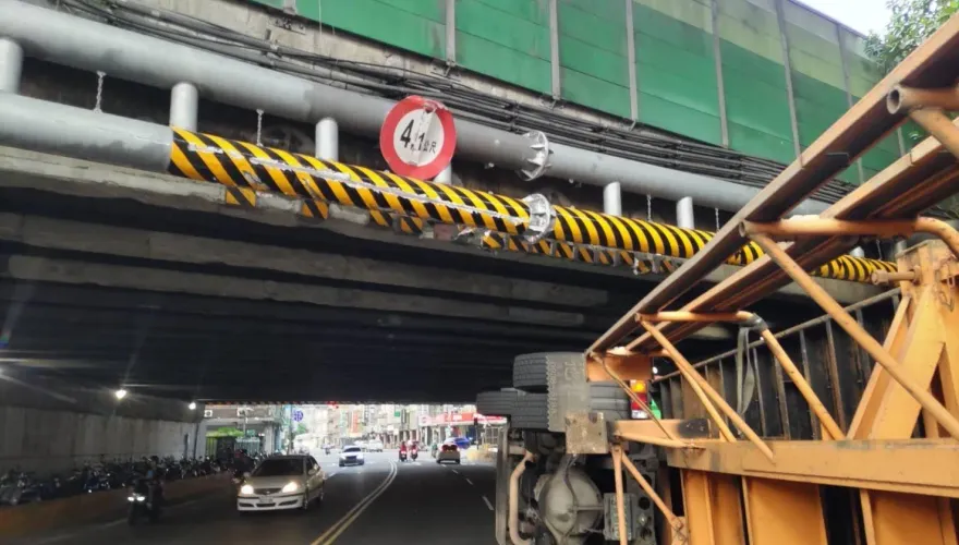 三寶還是沒睡飽！三重聯結車記錯限高    衝撞涵洞翻覆