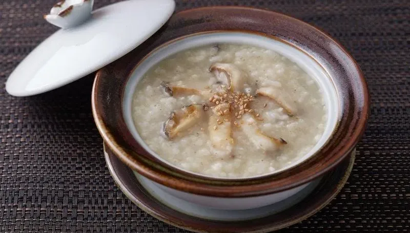8台灣遊客在韓國釜山「食物中毒」！吃鮑魚粥時突「集體嘔吐」被緊急送醫