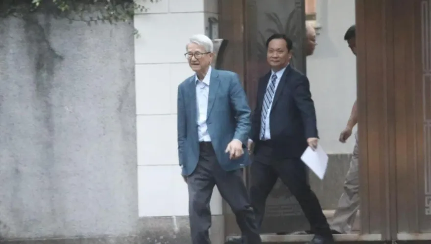 鄭文燦涉貪遭起訴之際　為何爆出金控大老出入寓所照片？