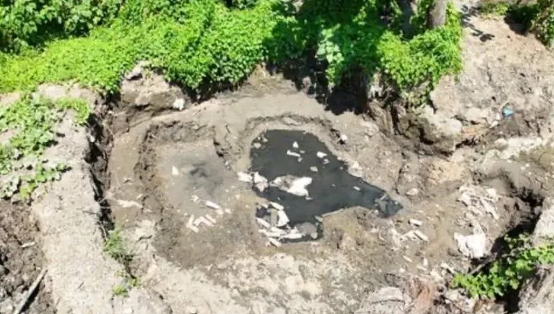 台南環保局亂倒廢物？「污泥池垃圾撈起丟旁邊的坑」害積水飄惡臭