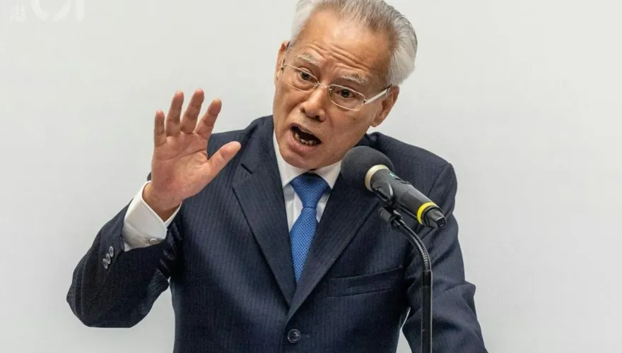 影/大秀葡語！前澳門終審法院院長岑浩輝「宣布參選特首」　已成立競辦