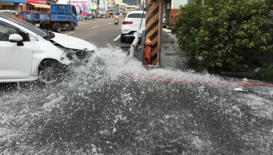 豐原轎車閃機車撞斷消防栓！水柱沖出　路面變小河