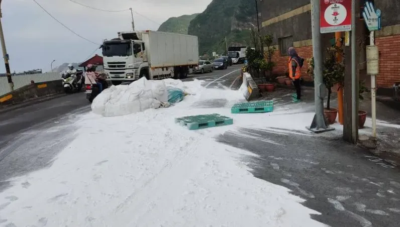 台2線馬路「積雪」？曳引車載石灰落一地　駕駛員後續將被開罰