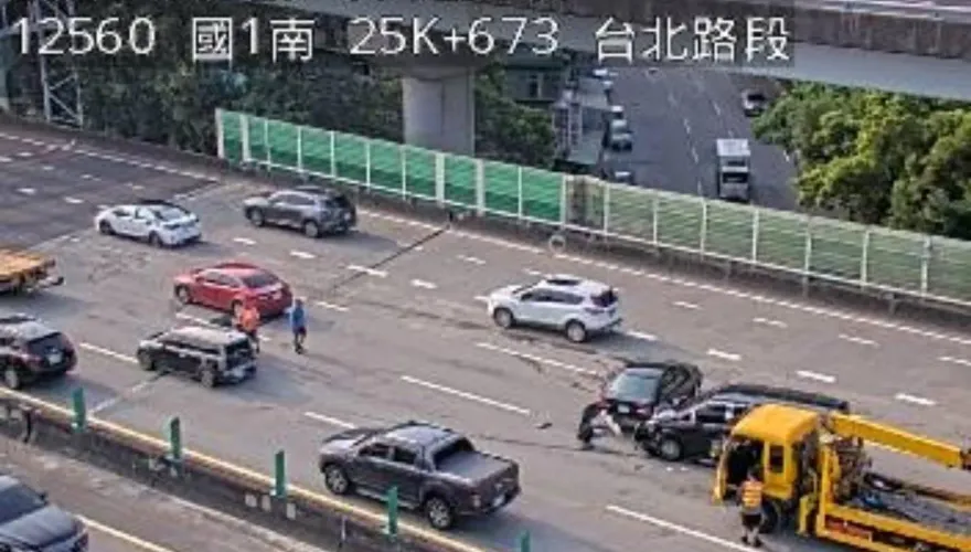 快訊/國道嚴重車禍！國1北向25.7k台北段「4車追撞」 占中內線後方紫爆