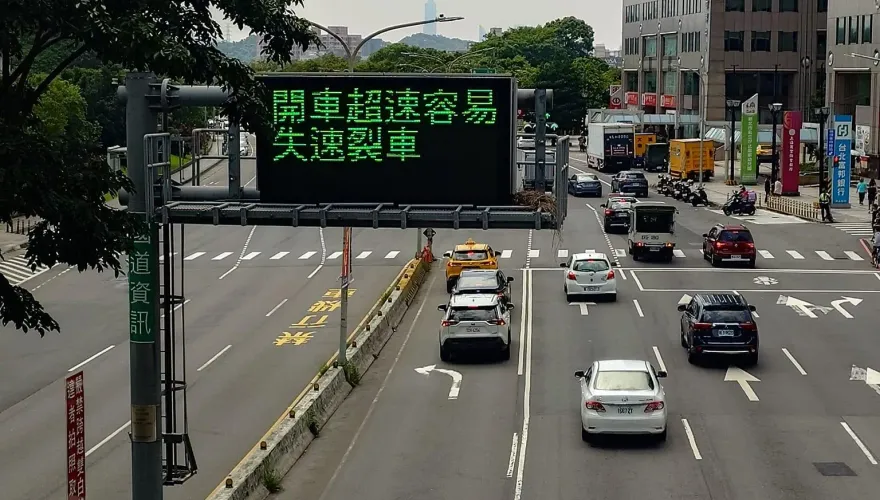 連高公局都「淪陷了」！他開車驚見超鬧諧音梗　傻眼喊：現在放棄Taiwan了