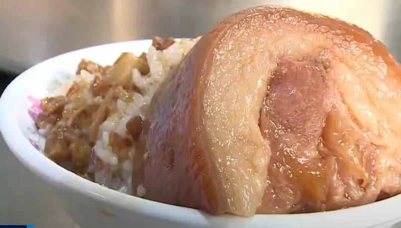 男點爌肉飯「一口沒吃」付錢走人！老闆調監視器急喊：這錢不能收