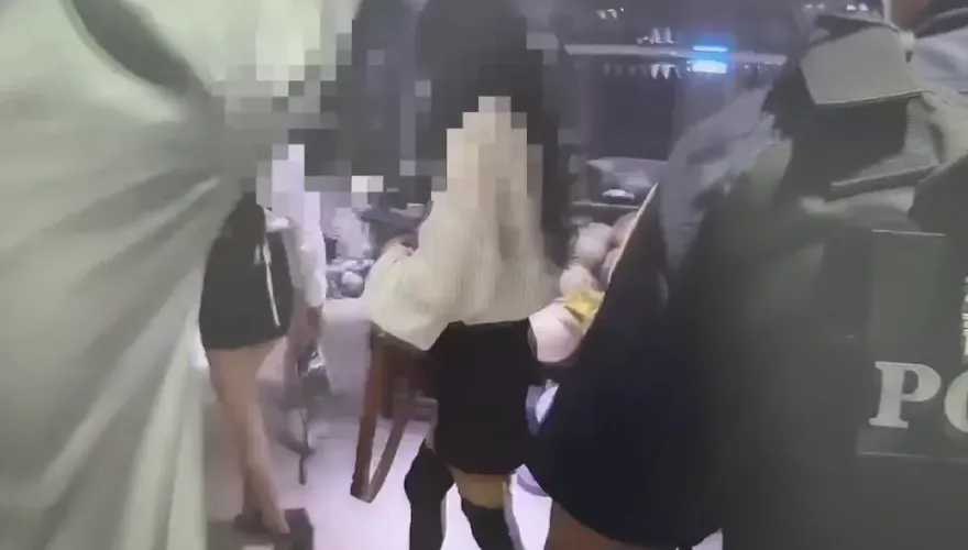 影/不爽朋友被少爺揍！他怒撂7煞衝店「甩棍狂砸」　短裙酒店妹驚嚇逃命