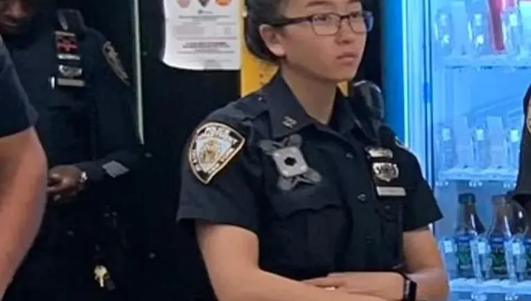 不滿前女友結新歡！紐約華裔女警開槍斃了她　「判關27年」穿囚衣照曝光