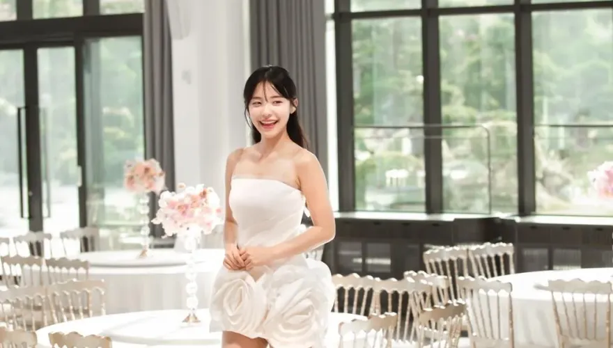 來台再爆喜訊！李多慧現身彰化松緣婚宴會館　披白紗當「最美新娘」
