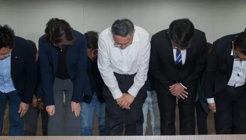 柯文哲率民眾黨公職鞠躬致歉　于美人意外：從政十年還沒有警覺性