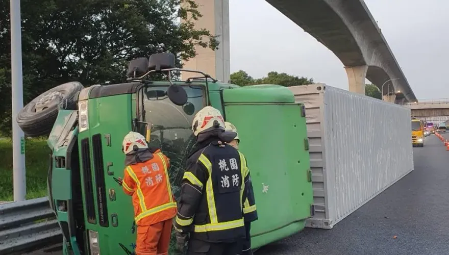 影/國1清晨車禍！聯結車翻倒路肩「59歲駕駛送醫不治」　警正釐清原因