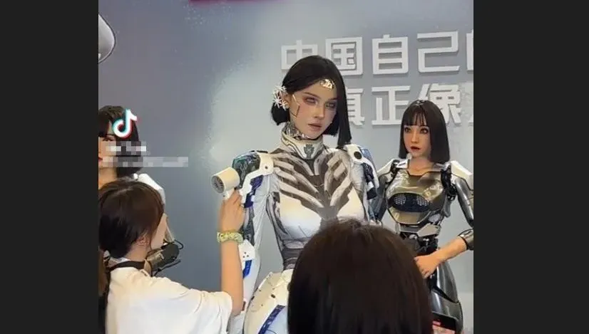 影/北京展覽「找真人扮機器人」惹議　大會澄清：2網紅不請自來