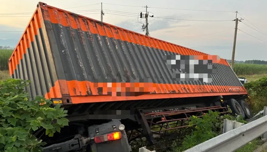 影/今第二起聯結車翻覆！國1北上「大車撞護欄」翻下斜坡　警出動吊車