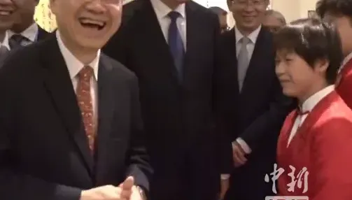 影/「嬋寶」旋風襲捲香港！李家超討教「水花消失術」　讚全紅嬋粵語講得好