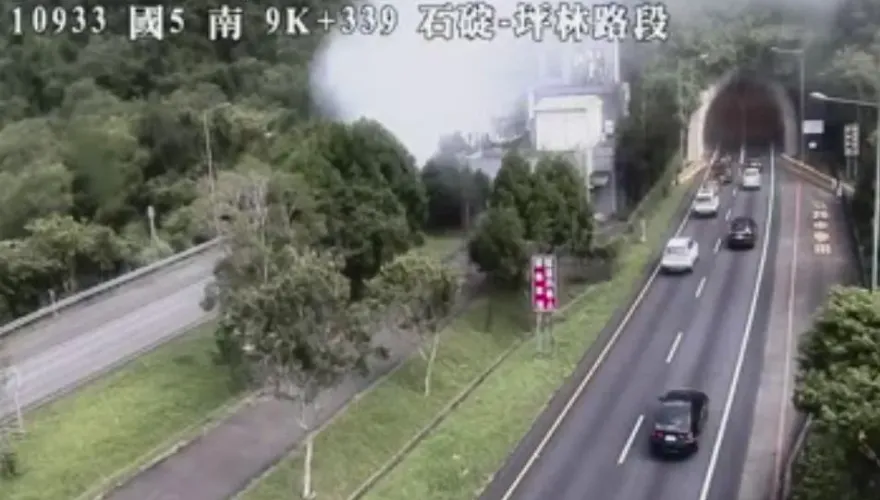 快訊/驚悚！國5南下石碇段恐怖火燒車　白煙貫穿彭山隧道外