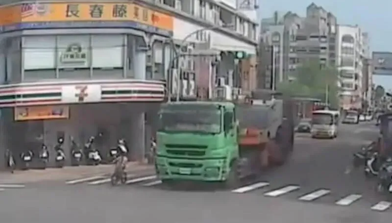 影/險在鬼月添冤魂！宜蘭「曳引車將國小童捲車底」　差1秒就壓成肉餅