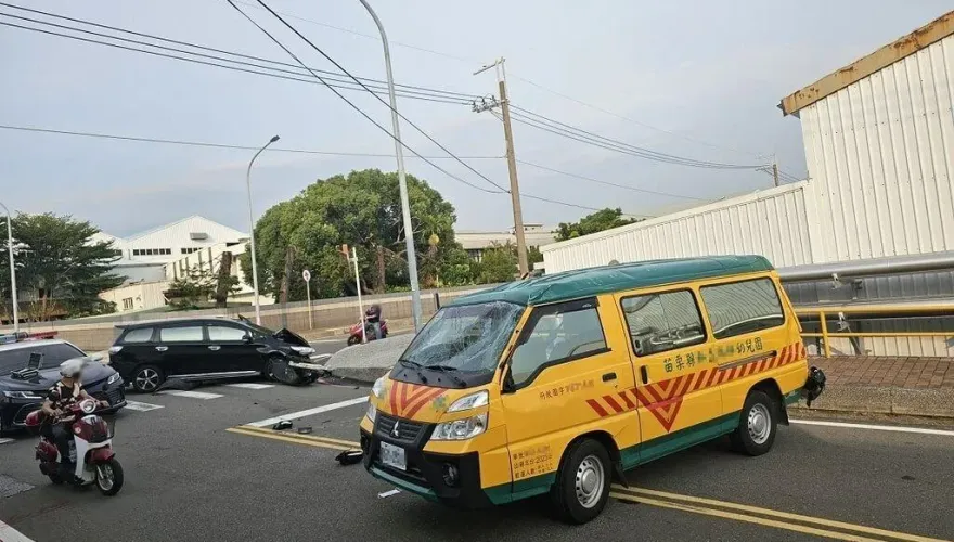 苗栗娃娃車與轎車路口碰撞！擋風玻璃凹陷變形　司機和1幼童受傷