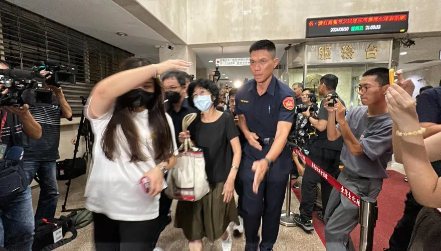快訊/複訊2小時！陳佩琪憔悴離開北檢　黃珊珊突現身開車接送