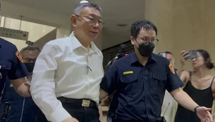 影/阿北沒在怕？柯文哲露「謎之笑容」走進北檢續戰