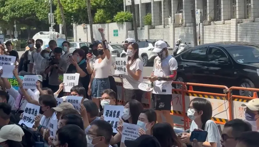 快訊/小草包圍北檢！100人坐地怒吼　抗議「綠色恐怖，司法不公」