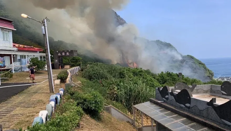 快訊/瑞芳鼻頭、瑞猴步道火燒山！彷彿狼煙滿山頭　台2線南下嚴重回堵